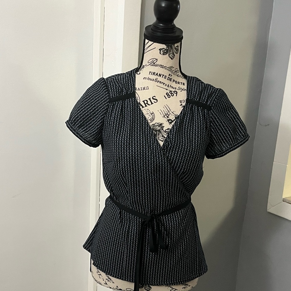 Loft, 4, Navy blue w light blue "O", Belted, Crossbody V neckline, Shortsleeve